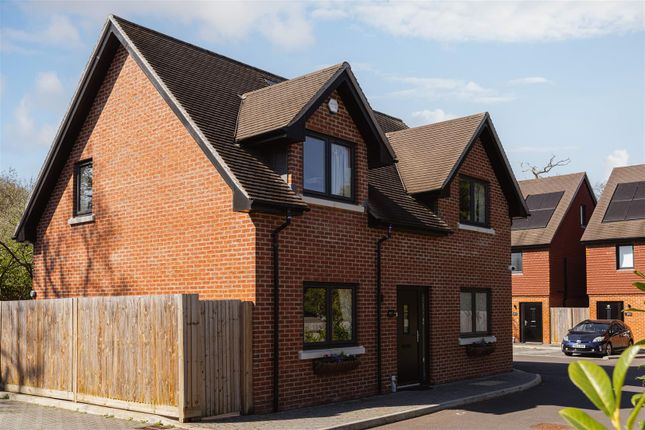 Petridgewood Close, Redhill 3 bed detached house for sale