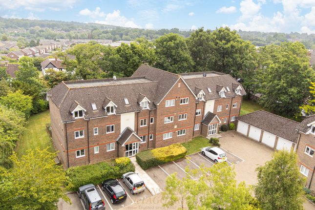 Twyhurst Court, East Grinstead RH19 2 bed flat for sale