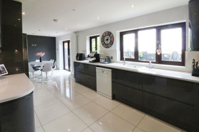 6 bed detached house