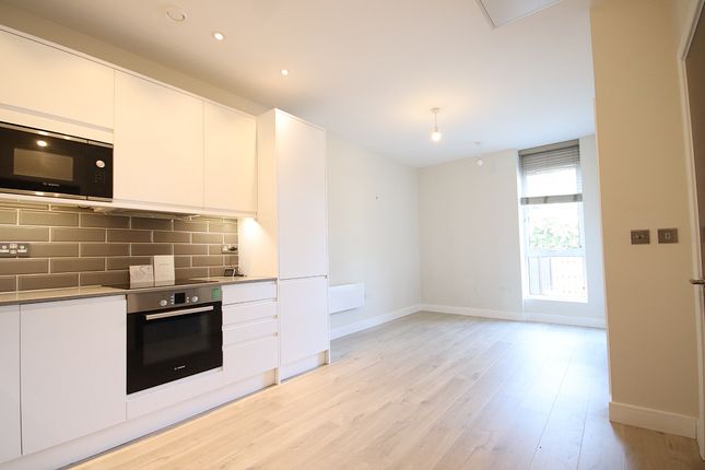 Walking Distance To Town & Station... 1 bed ground floor flat for sale