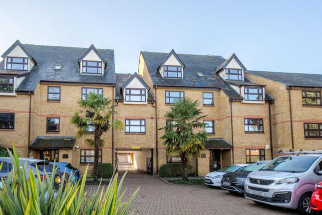 Albemarle Road, Beckenham, Kent, BR3 2 bed flat for sale