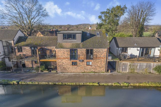 2 bedroom mews property for sale