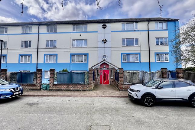 Harlech Gardens, Heston TW5 2 bed apartment for sale