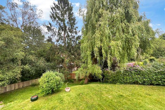 6 bed detached house