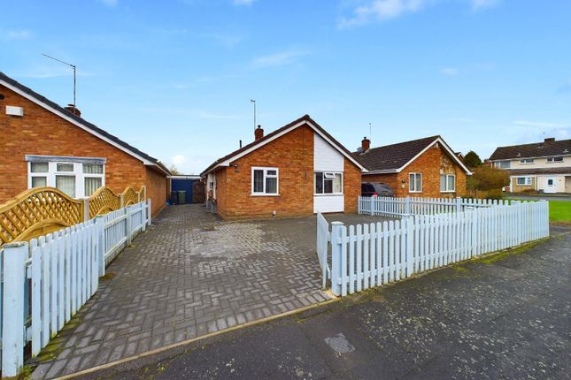 Hillcroft Road, Kingswinford, DY6 7EE 2 bed detached bungalow for sale