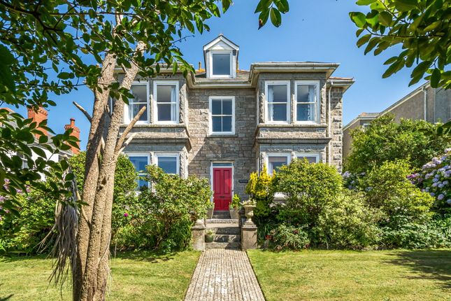 5 bed detached house