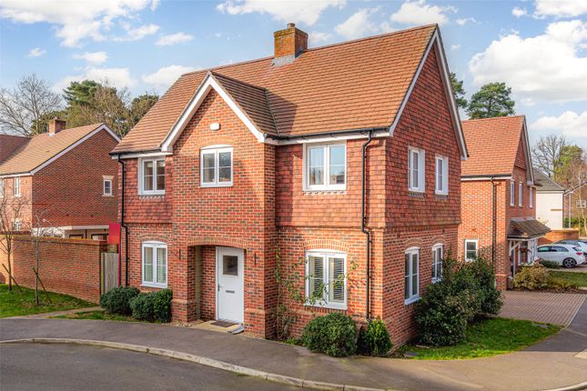 Dove Close, Berkshire RG45 3 bed detached house for sale