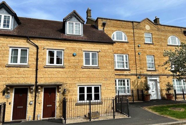 Gordon Close, Broadway... 4 bed end of terrace house for sale
