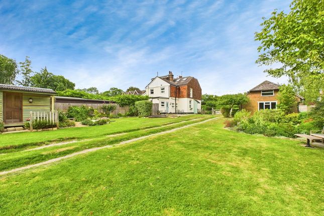 Valewood Lane, Horsham RH13 2 bed semi