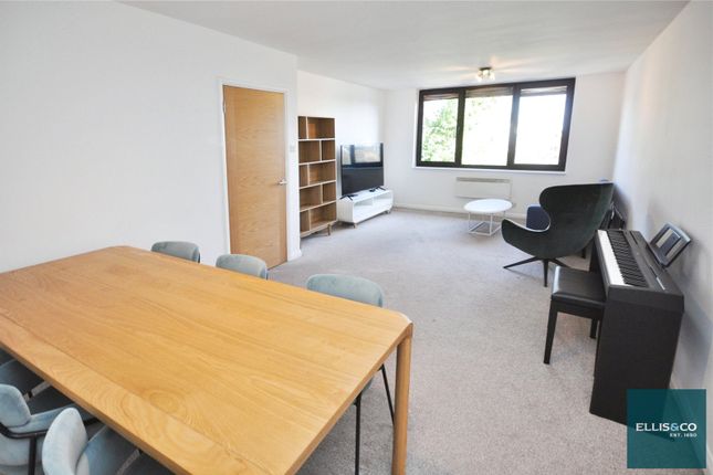Bow Lane, North Finchley, N12 3 bed apartment for sale