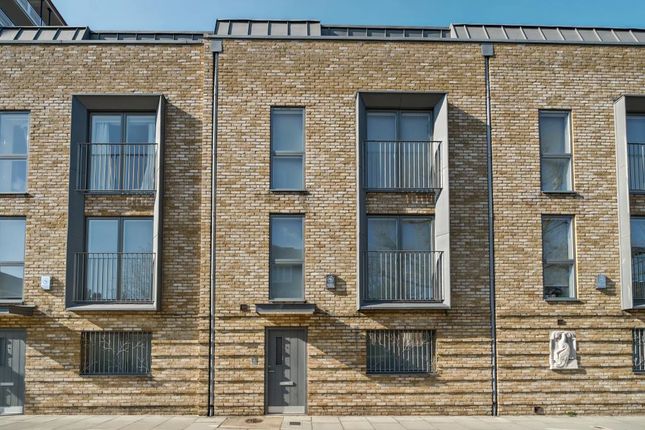 3 bedroom town house for sale