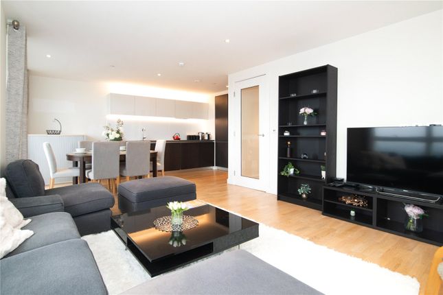 Pump House Crescent, Brentford, TW8 3 bed apartment for sale