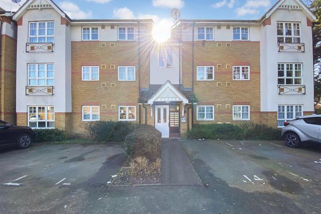 Newcombe Gardens, Hounslow 2 bed flat for sale