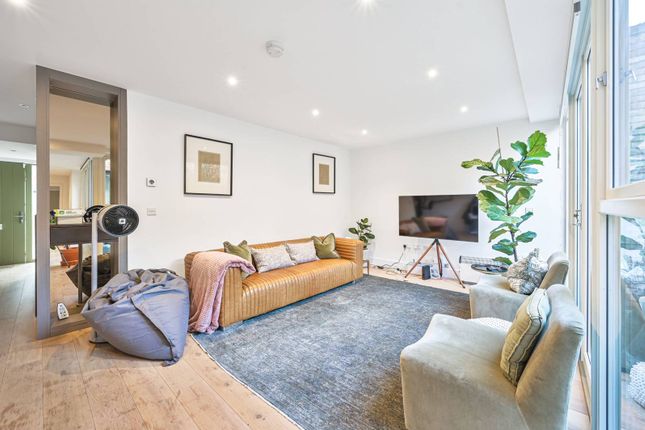 Edgewood Mews, Finchley Central... 2 bed flat for sale