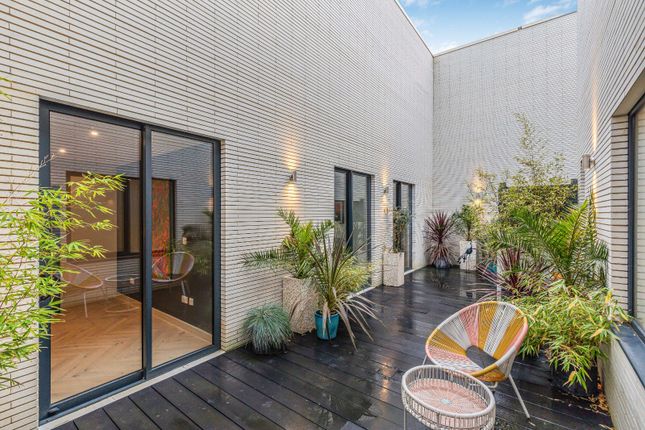 Plum Tree Mews, London, SW16 4 bed detached house for sale