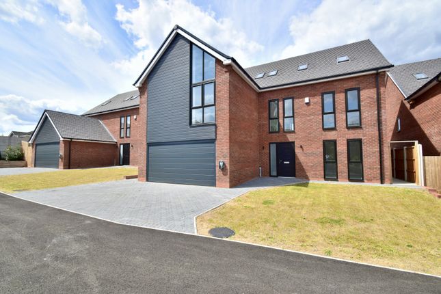 6 bedroom detached house for sale