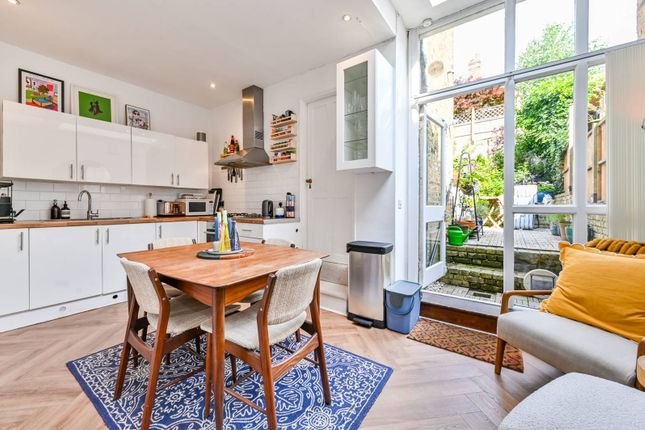 Parolles Road, Archway, London, N19 2 bed flat for sale