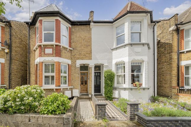 Highworth Road, London N11 2 bed flat for sale