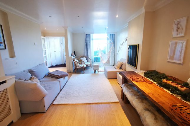 Trowbridge Gardens, Luton, LU2 3 bed end of terrace house for sale