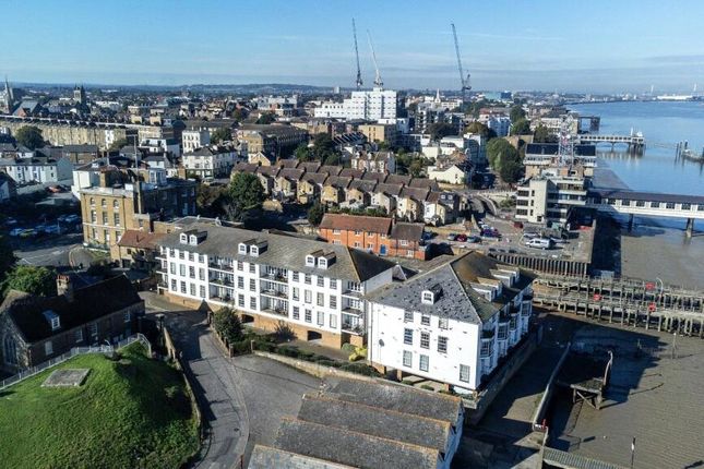 Commercial Place, Gravesend, Kent, DA12 2 bed flat for sale