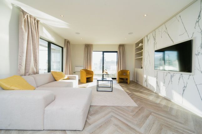 3 bedroom flat for sale