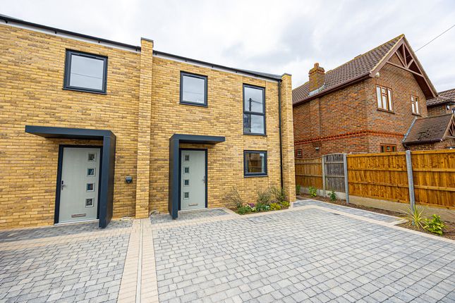 Grosvenor Road, Orsett, RM16 3 bed semi