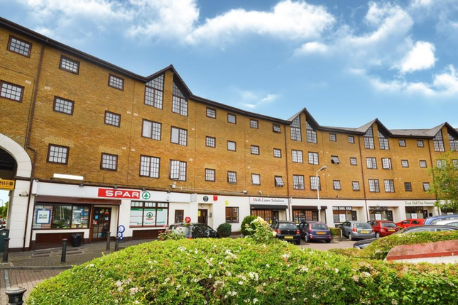 Comer Crescent,  Southall, UB2 2 bed flat for sale