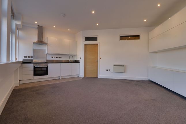 Walton Road, West Molesey, KT8 1 bed flat for sale