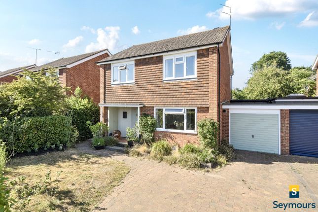 Peregrine Close, Surrey GU6 4 bed link detached house for sale