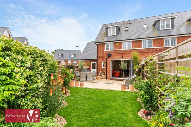 Scholars Avenue, Broxbourne EN10 4 bed end of terrace house for sale