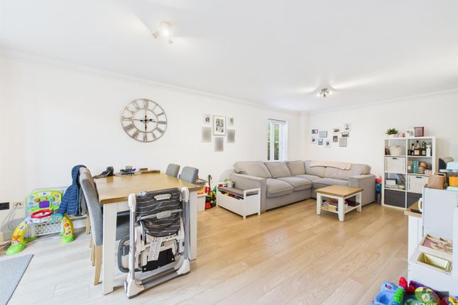 Ifield Road, Crawley RH11 2 bed flat for sale