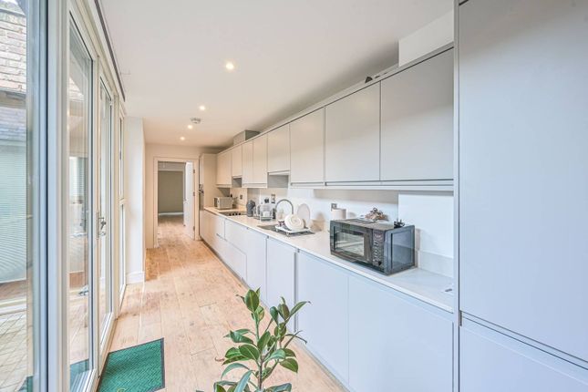 Edgewood Mews, Finchley Central... 2 bed flat for sale