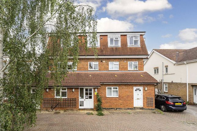 Walton Road, West Molesey KT8 2 bed flat for sale