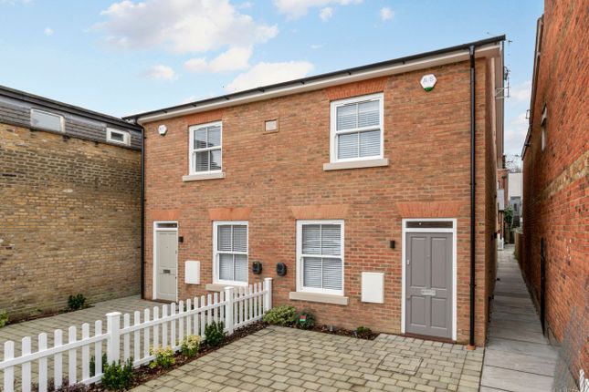 South Road, Weybridge, KT13 2 bed semi