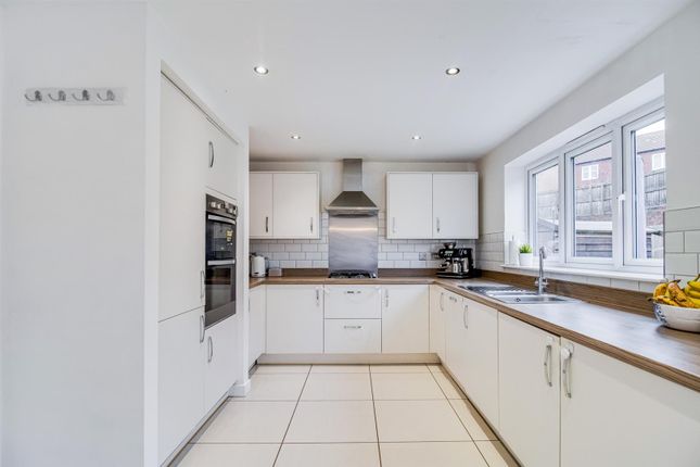 Heselden Drive, Wakefield WF1 4 bed detached house for sale