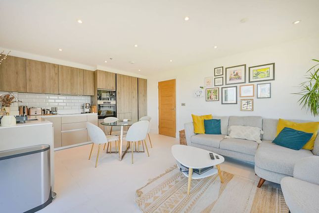 Chiswick High Road, Chiswick, London, W4 2 bed flat for sale