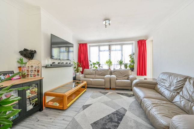 Oak Way, Acton, London, W3 3 bed flat for sale