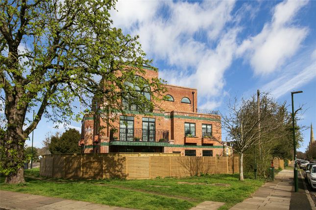 St. James's Road, Hampton Hill 2 bed penthouse for sale