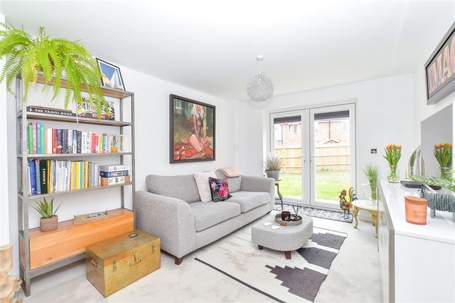 Farrenden Way, Chichester, West Sussex 3 bed detached house for sale