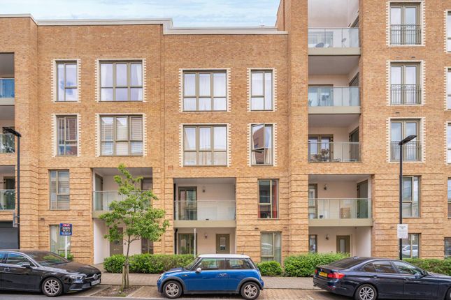 Charmille Avenue, Mill Hill, London, NW9 3 bed flat for sale