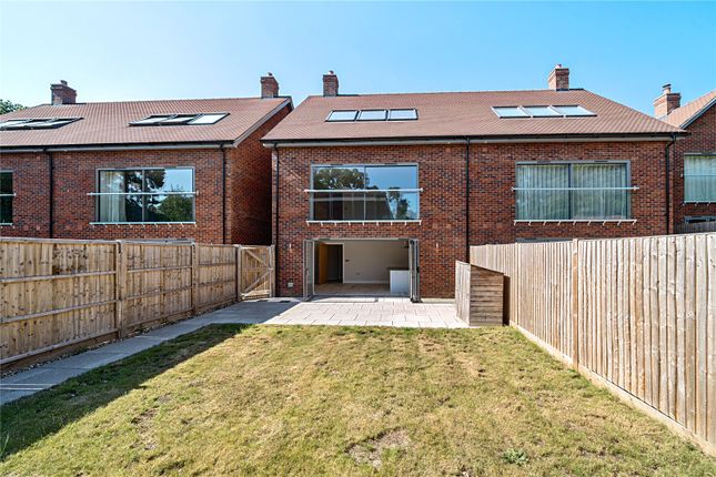 Dunmar Gardens, Camberley GU15 4 bed semi