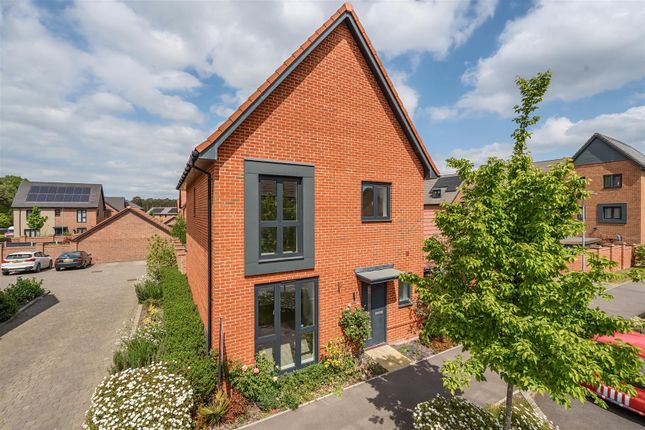 3 bedroom link detached house for sale