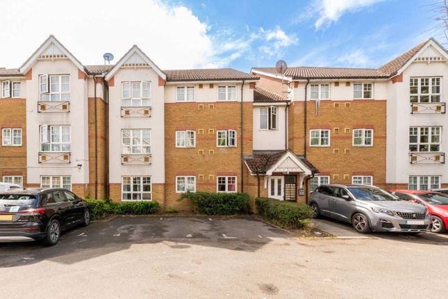 Newcombe Gardens, Hounslow, TW4 2 bed flat for sale
