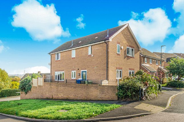 5 bed link detached house