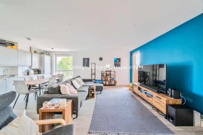 Edgewood Mews, London, N3 2 bed flat for sale