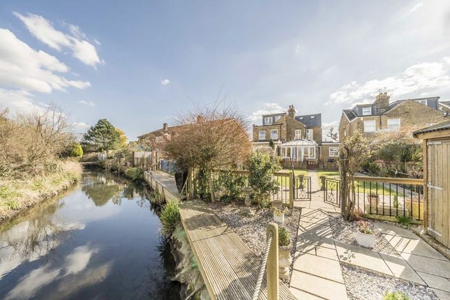 Linden Way, Shepperton TW17 3 bed semi