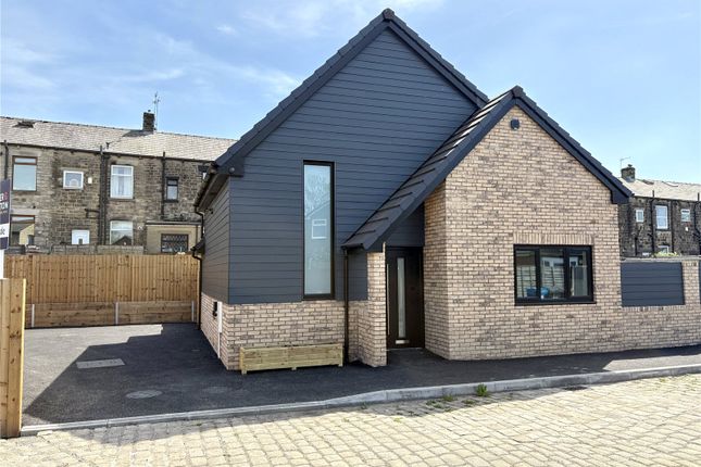 Buckley Street, Lees, Oldham, OL4 3 bed detached house for sale