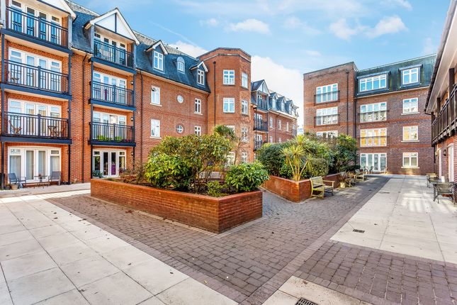 Leret Way, Leatherhead, Surrey, KT22 2 bed flat for sale
