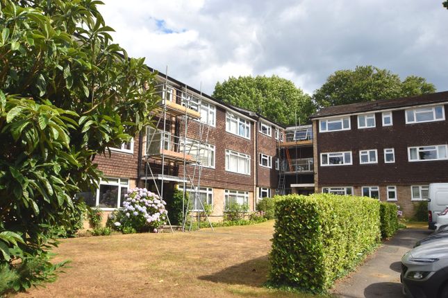 Ikona Court, Weybridge, KT13 2 bed apartment for sale
