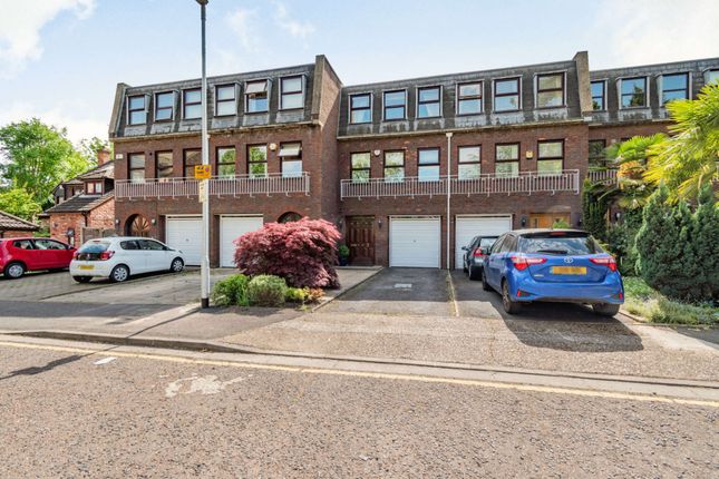 3 bedroom town house for sale